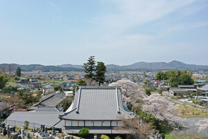 本堂裏山から西をのぞむ景色