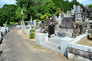 境内の墓地は舗装されています